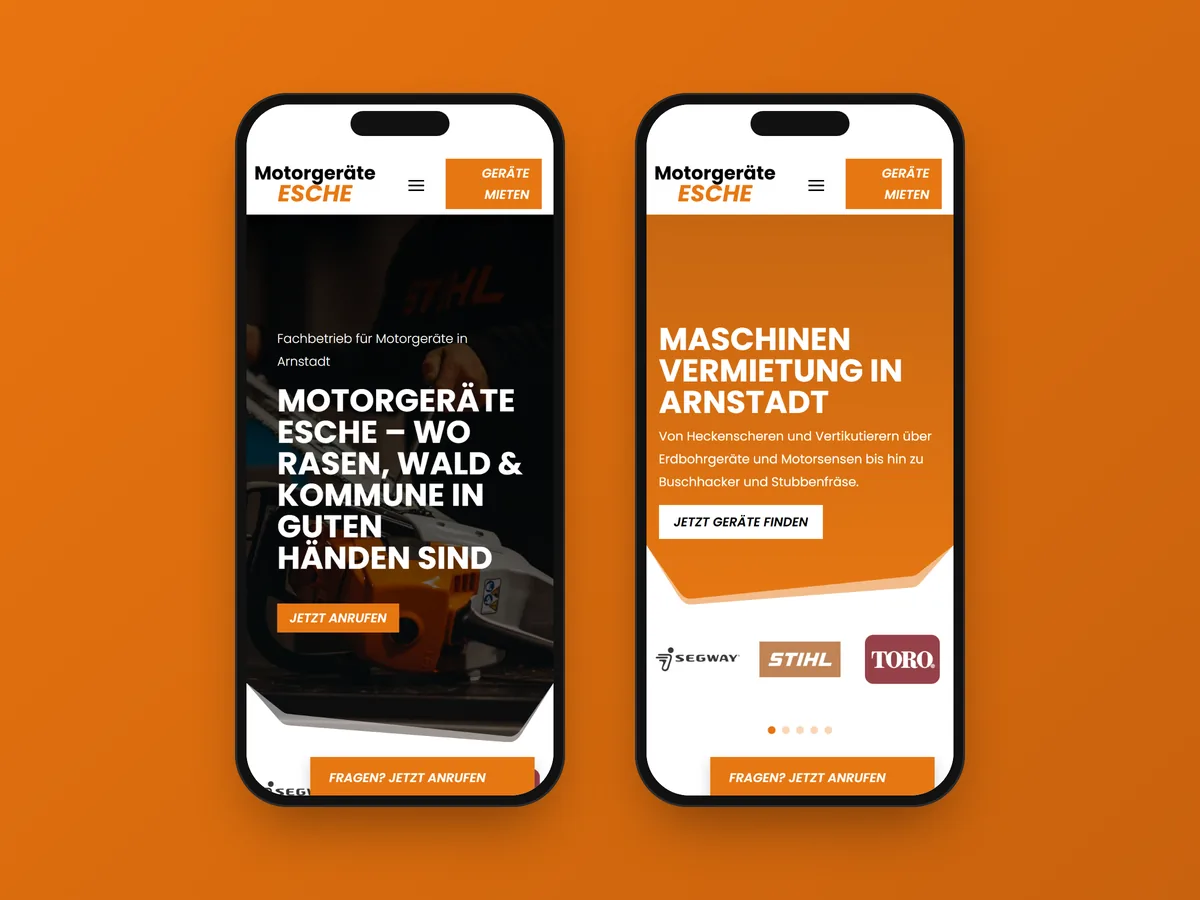 Startseite und Vermietungsseite auf zwei Smartphones mit fester Leiste „Fragen? Jetzt anrufen"
