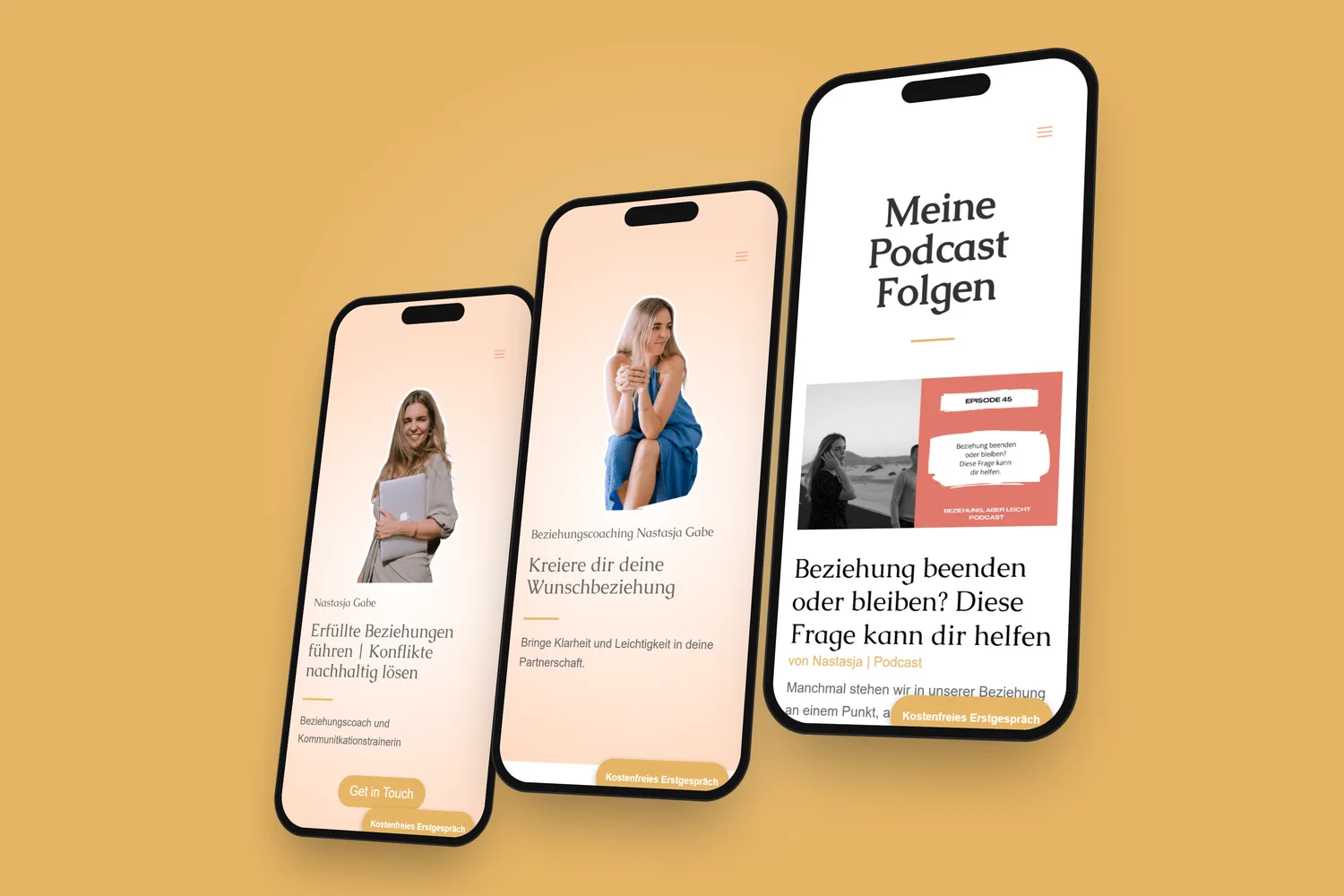 nastico.de auf drei Smartphones: Startseite, Beziehungscoaching und Podcast, auf Gold