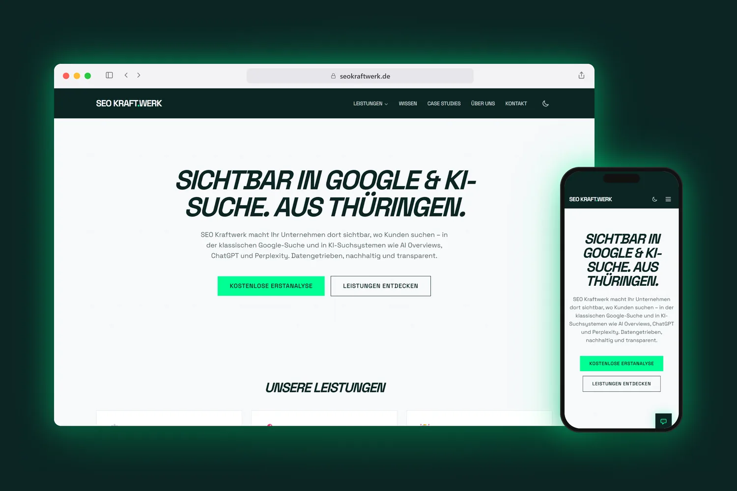 seokraftwerk.de im Safari-Fenster und auf dem Smartphone — Website der SEO-Agentur auf dunklem Grün mit Leuchtrand